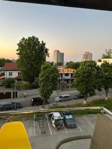 una vista de un aparcamiento con coches aparcados en Apartament Saturn Beta, en Mangalia
