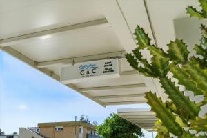 Un cartel de gasolinera colgado de un edificio en C & C by the Sea Studio, en Coolum Beach