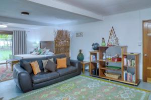 a living room with a couch and a bed at Mariposa Monarca in Esterillos +33 photos