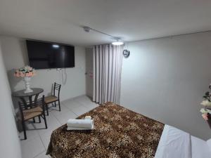 Un televizor și/sau centru de divertisment la EGIPTO HOSTAL Sede Cerro Colorado