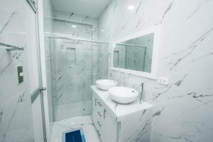 Ένα μπάνιο στο Eloc apartment +33 φωτογραφίες