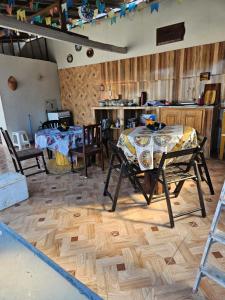 a room with a table and chairs and a kitchen at Paizão's Dream in Belém