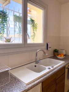 un comptoir de cuisine avec un évier et une fenêtre dans l'établissement Chambre simple avec terrasse privée - Proche tram et centre - Cuisine et Salle de bain en partage, à Montpellier 29 autres photos