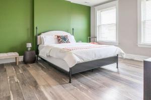 Katil atau katil-katil dalam bilik di Modern 3BR3BA Home near Forest Park