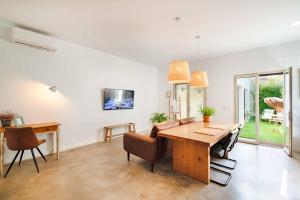 TV a/nebo společenská místnost v ubytování Loft con piscina climatizada privada y parking