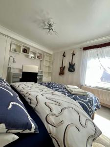 サウサンプトンにあるPrivate Flat in City Centre with Parkingの青と白のシーツが敷かれたベッドのある寝室