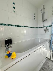 サウサンプトンにあるPrivate Flat in City Centre with Parkingの黄色いゴム製のアヒルが乗った白い浴槽