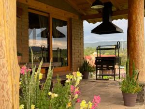 タパルパにあるCabaña Lince Tapalpaの花壇のある家の間