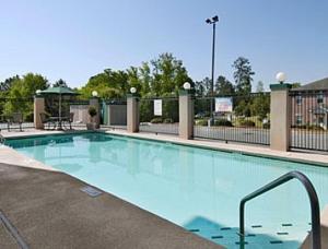 Wingate by Wyndham Macon I-75内部或周边的泳池