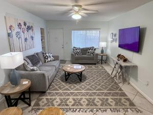 una sala de estar con un sofá y una mesa en Beachside 1-Bedroom Condo in Cocoa Beach, Florida - 125 Feet to Beach!, en Cocoa Beach