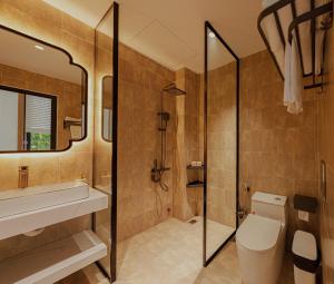 een badkamer met een douche, een toilet en een wastafel bij Valley De Mango Hue in Thôn Châu Chữ