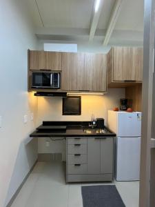 Η κουζίνα ή μικρή κουζίνα στο Apartamento Loft 3 próximo ao Shopping