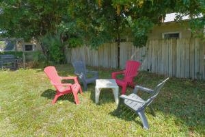 vier bunte Stühle und ein Tisch im Hof in der Unterkunft Tropical Fruit Garden in Sarasota