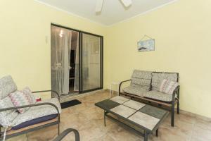 ein Wohnzimmer mit zwei Stühlen und einem Couchtisch in der Unterkunft Tropical Fruit Garden in Sarasota + 62 Fotos