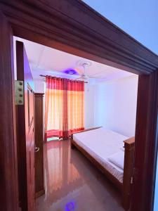 un dormitorio con una cama y una ventana en Canaan villa, en Dehiwala