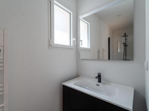 a bathroom with a sink and a mirror at Maison neuve climatisée, 8 pers, proche plages, surf, Wi-Fi, terrasse, parking, ménage inclus - FR-1-319-526 in Biscarrosse