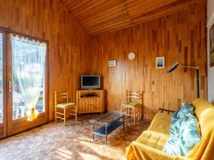 TV a/nebo společenská místnost v ubytování Chalet cosy entre lac et dunes, 4 pers. – Proche plages, centre, activités - Ménage inclus - FR-1-319-534