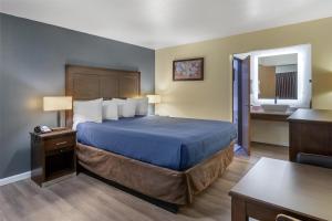 Katil atau katil-katil dalam bilik di SureStay Hotel by Best Western Williams