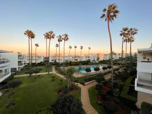 an aerial view of a park with palm trees at Beachside Charming Apartment in Tamaris