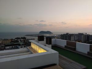 uitzicht op de oceaan vanaf het dak van een gebouw bij Cornerstone Hotel in Seogwipo