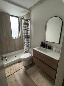 ティファナにあるComfortable condo in the heart of Tijuana 104の洗面台、トイレ、鏡のあるバスルーム