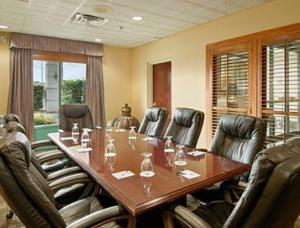 Wingate by Wyndham Macon I-75商务区和/或会议室