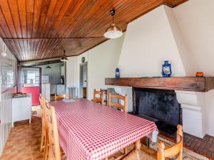 una sala da pranzo con tavolo e camino di Maison Landaise Spacieuse 6/7 Pers. à 500m du Lac - FR-1-521-252 a Sanguinet Altre 9 foto