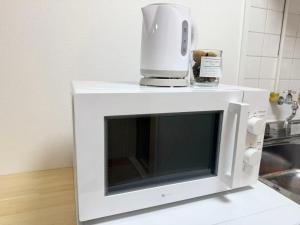 a blender sitting on top of a microwave at Shinjuku Waseda Cartref 3 in Tokyo +12 photos