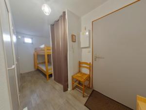 einen Flur mit Tür und Stuhl in einem Zimmer in der Unterkunft Appartement cosy aux Rousses avec terrasse et proximité activités - FR-1-834-8 in Les Rousses