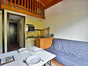 - un salon avec une table blanche et un canapé bleu dans l'établissement Appartement duplex à Bernex - 4 personnes, garage, près des pistes - FR-1-498-88, à Bernex 4 autres photos