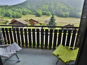 d'un balcon avec deux chaises et une vue sur la montagne. dans l'établissement Appartement duplex à Bernex - 4 personnes, garage, près des pistes - FR-1-498-88, à Bernex