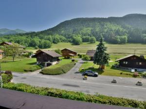 une vue d'une petite ville avec une montagne dans l'établissement Appartement duplex à Bernex - 4 personnes, garage, près des pistes - FR-1-498-88, à Bernex