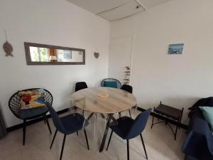 Гостиная зона в Villa 5 pers Châtelaillon-Plage, jardin, proche centre et plage - FR-1-706-6 +9 фотографий