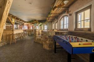 - un billard dans une salle avec un bar dans l'établissement Hotel Garni Chasa Nova, à Samnaun