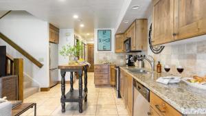 Köök või kööginurk majutusasutuses Snow King by AvantStay Close to the Slopes w Hot Tub