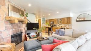 Televiisor ja/või meelelahutuskeskus majutusasutuses Snow King by AvantStay Close to the Slopes w Hot Tub