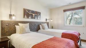 Voodi või voodid majutusasutuse Snow King by AvantStay Close to the Slopes w Hot Tub toas