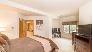 Voodi või voodid majutusasutuse Westermere 311 - 2 by AvantStay Just Steps From Ski Area w Great Views toas