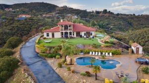 una vista aérea de una casa en una colina en Colina by AvantStay Secluded Mountain Top Oasis w Pool Hot Tub Putting Green, en Santa Rosa West