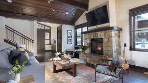 a living room with a fireplace and a tv at Maple by AvantStay Modern Mountain Home w Cozy Fire Pit 15 Mins frm Northstar in Ponderosa Fairway Estates