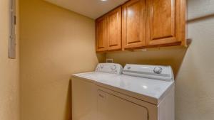 una lavadora y secadora en una cocina con armarios de madera en Ember by AvantStay Majestic Entertainers Home w Pine Tree Views Close to Meeks Bay, en Tahoma Meadows 32 fotos más