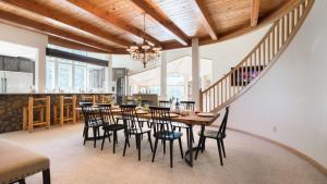 O zonă de relaxare la Sparrow by AvantStay Modern Mountain Retreat w Hot Tub Pool Table Games