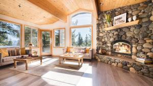 O zonă de relaxare la Sparrow by AvantStay Modern Mountain Retreat w Hot Tub Pool Table Games
