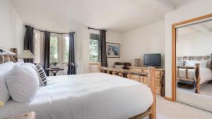 Un televizor și/sau centru de divertisment la Sparrow by AvantStay Modern Mountain Retreat w Hot Tub Pool Table Games