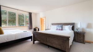 Un pat sau paturi într-o cameră la Sparrow by AvantStay Modern Mountain Retreat w Hot Tub Pool Table Games