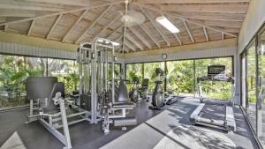 Γυμναστήριο ή/και όργανα γυμναστικής στο Beachfront 2BDR Condo Pool Hot Tub w Ocean Views Papaya Place by AvantStay