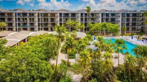 Πισίνα στο ή κοντά στο Beachfront 2BDR Condo Pool Hot Tub w Ocean Views Papaya Place by AvantStay