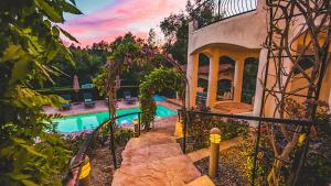 a house with a swimming pool in a yard at De Luz by AvantStay 5 Acre Estate w Lake Pool Hot Tub in Murrieta +23 photos