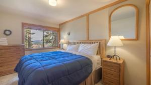 Postel nebo postele na pokoji v ubytování Hawks Eye by AvantStay Cozy Condo w Views Access to Northstar Resort Community + 26 fotografií