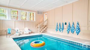 einen Pool mit einem orangenen aufblasbaren Pool in der Unterkunft Bluestem Bluebell by AvantStay Incredible Views w Large Balcony Indoor Pool in Sevierville